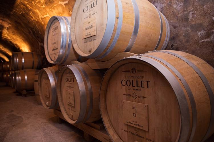 wine aging in oak barrels
